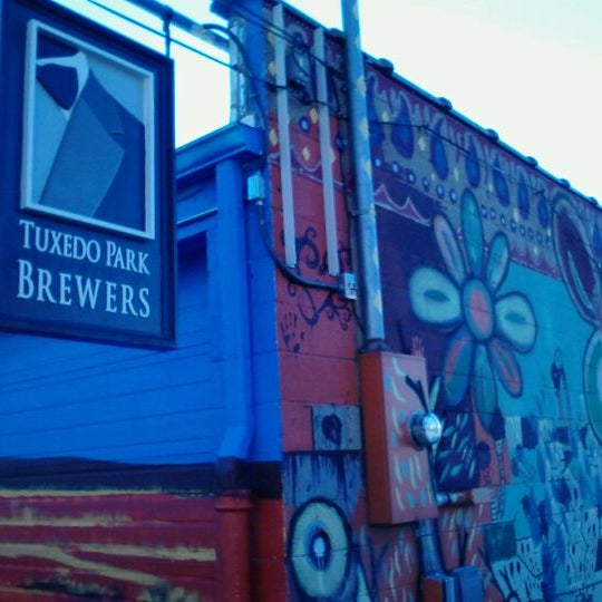 Foto diambil di Tuxedo Park Brewers oleh Alicia A. pada 1/30/2012