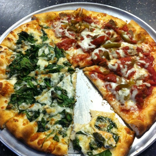 1/14/2012にCassie M.がDeLorenzo&#39;s Pizzaで撮った写真