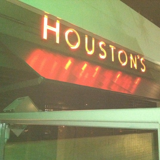 Photo taken at Houston&#39;s Restaurant by Martin D. on 2/15/2011