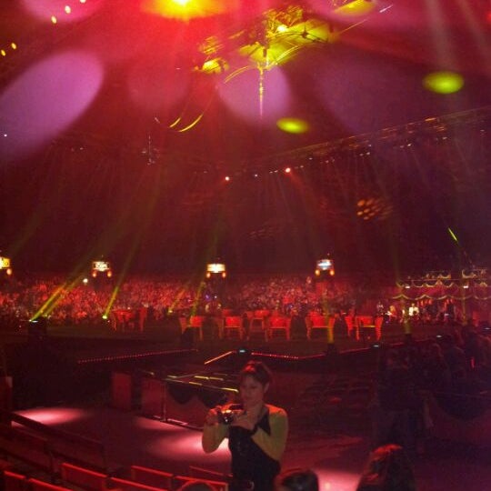 รูปภาพถ่ายที่ Cirque Phénix โดย John N. เมื่อ 11/19/2011