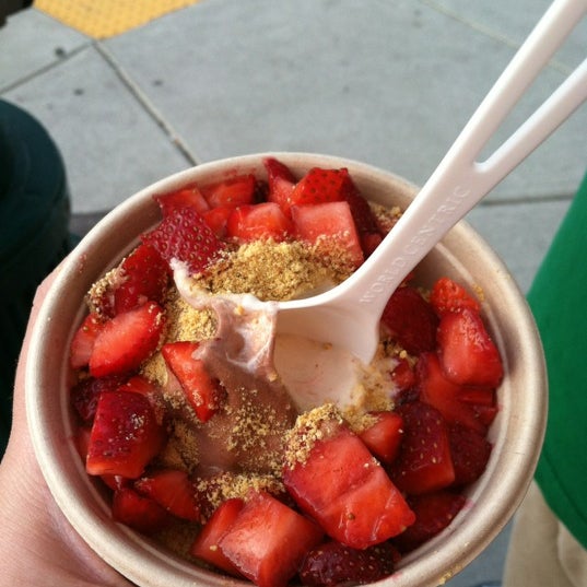 3/18/2012 tarihinde Alyson A.ziyaretçi tarafından Wooberry Frozen Yogurt'de çekilen fotoğraf