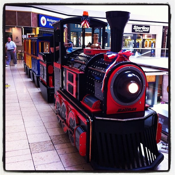 7/17/2012 tarihinde Malcolm J.ziyaretçi tarafından Lakeforest Mall'de çekilen fotoğraf
