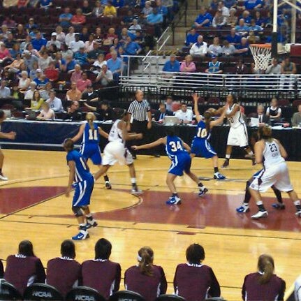 Foto diambil di CenturyLink Center oleh Karman R. pada 3/20/2011