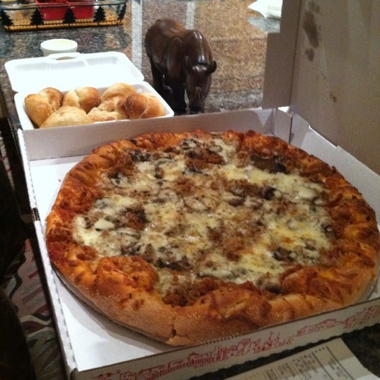 Foto scattata a Knuckles Pizza &amp; Sports Bar da Bobby M. il 2/7/2012