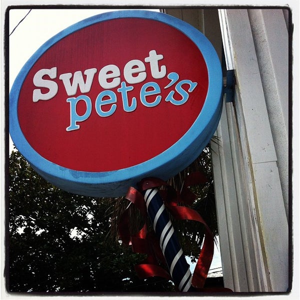 Foto tomada en Sweet Pete&#39;s- Pure, Simple Sweets  por Lauren T. el 8/4/2012