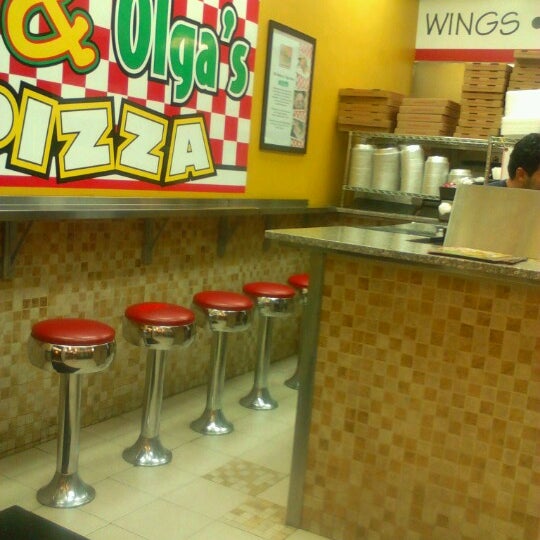 Das Foto wurde bei Manny &amp; Olga’s Pizza von Sakinah A. am 8/12/2012 aufgenommen