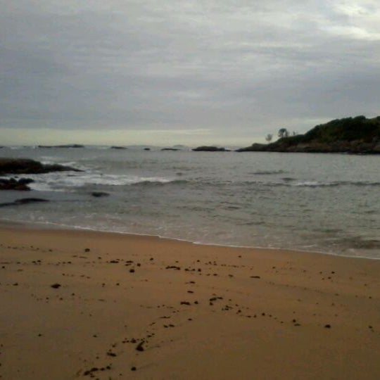 Photo taken at Praia Da Joana by Viernanryck L. on 3/19/2012