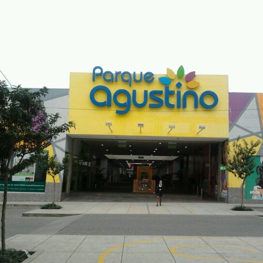 Снимок сделан в Agustino Plaza пользователем Karli R. 7/17/2012