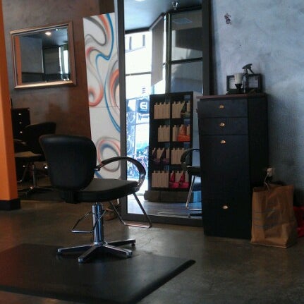 Foto diambil di Tangerine Hair Studio oleh Long-long L. pada 8/3/2012