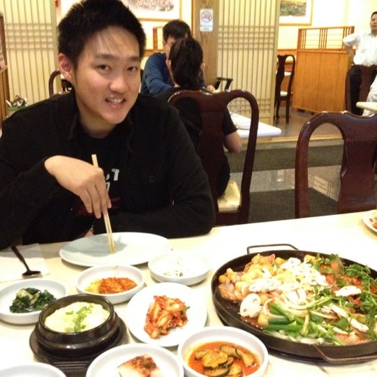 Снимок сделан в Keo Ku Restaurant пользователем Lily M. 2/4/2012
