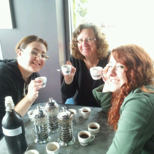 4/15/2012 tarihinde Brian S.ziyaretçi tarafından Chazzano Coffee Roasters'de çekilen fotoğraf