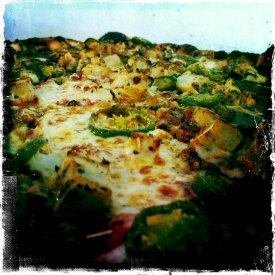 รูปภาพถ่ายที่ B&amp;J’s Pizza - The Original โดย Sarah C. เมื่อ 3/26/2012