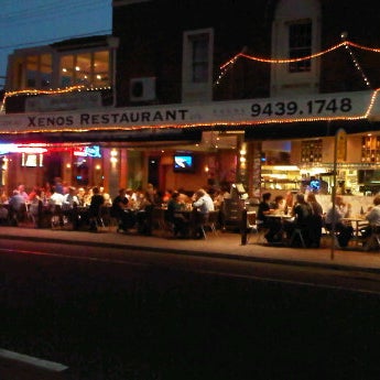 Das Foto wurde bei Xenos Restaurant Bar Cafe von Tim X. am 2/26/2012 aufgenommen
