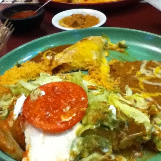 Foto diambil di La Hacienda Mexican Restaurant oleh Felicia M. pada 2/21/2012