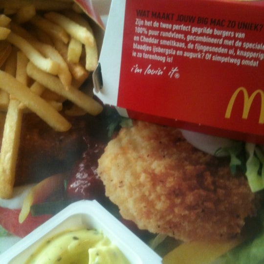 รูปภาพถ่ายที่ McDonald&#39;s โดย Micha C. เมื่อ 3/16/2012