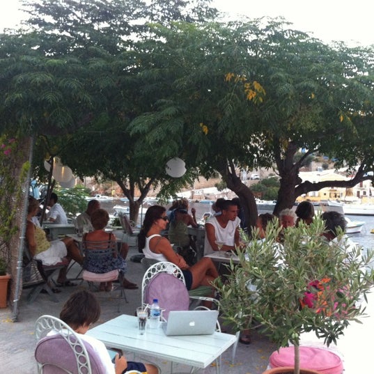 Foto diambil di Tsati Bar oleh Hamdi A. pada 8/13/2012