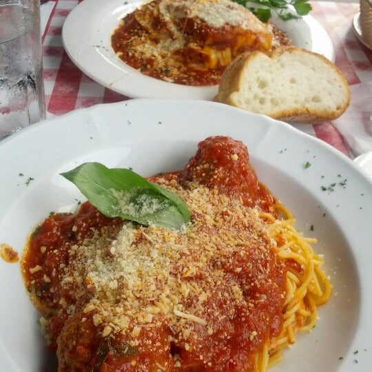 Снимок сделан в Trattoria Spaghetto пользователем Brandon H. 9/2/2012