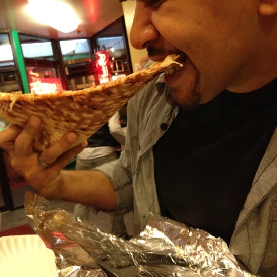 Снимок сделан в Jumbo Slice Pizza пользователем Rachel L. 3/2/2012