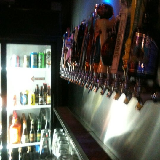 Foto diambil di Brewmasters Bar &amp; Grill oleh Christina K. pada 7/17/2012