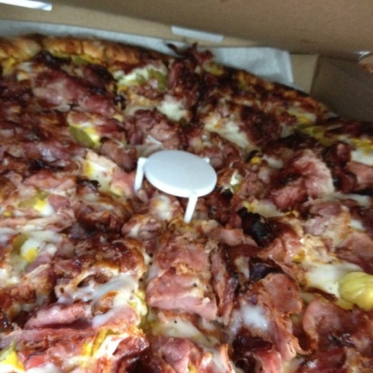 Foto tomada en Downey Pizza Company  por Jenn E. el 2/18/2012