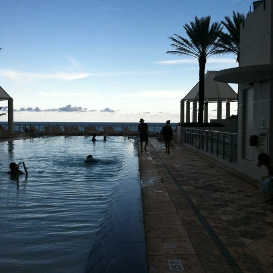 Снимок сделан в Pool at the Diplomat Beach Resort Hollywood, Curio Collection by Hilton пользователем Kevin P. 9/5/2012