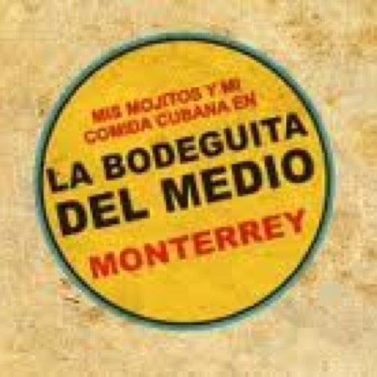 Foto diambil di La Bodeguita del Medio oleh Juan Pablo V. pada 5/4/2012