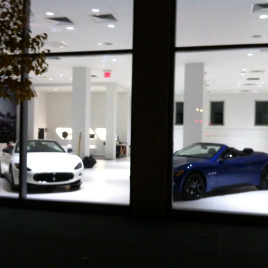 2/21/2012 tarihinde LRGziyaretçi tarafından Maserati of Manhattan'de çekilen fotoğraf