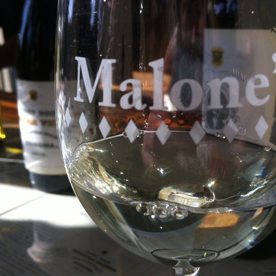 Foto diambil di Malone&#39;s Grille oleh Nikki B. pada 5/24/2012