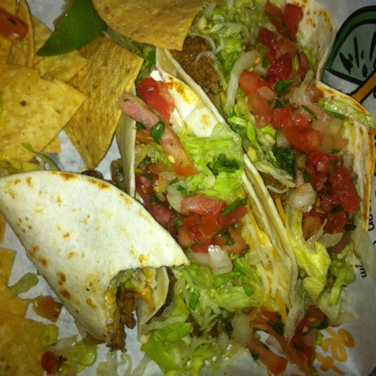 รูปภาพถ่ายที่ Lime Fresh Mexican Grill โดย Adrien T. เมื่อ 5/2/2012