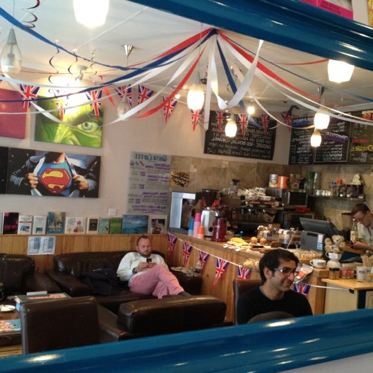 Foto diambil di LJ Coffee House oleh Dylan M. pada 8/28/2012