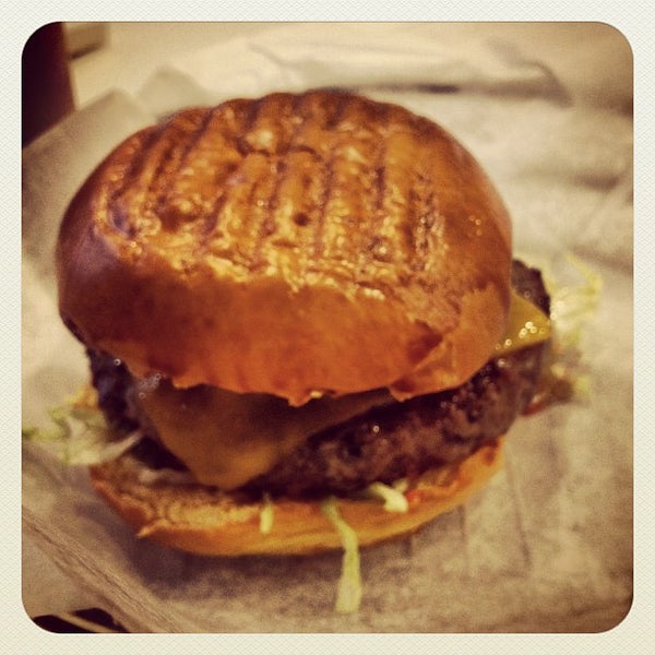 รูปภาพถ่ายที่ Burger Creations โดย Stinky Cat B. เมื่อ 3/1/2012