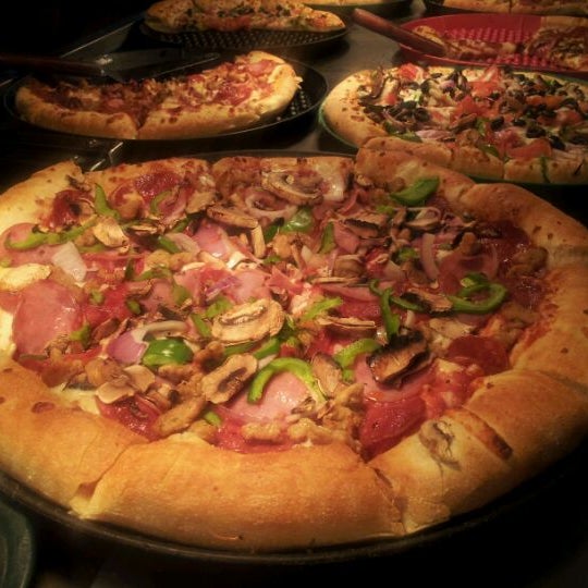 Photo taken at DoubleDave&#39;s PizzaWorks by Jose H. on 3/27/2012