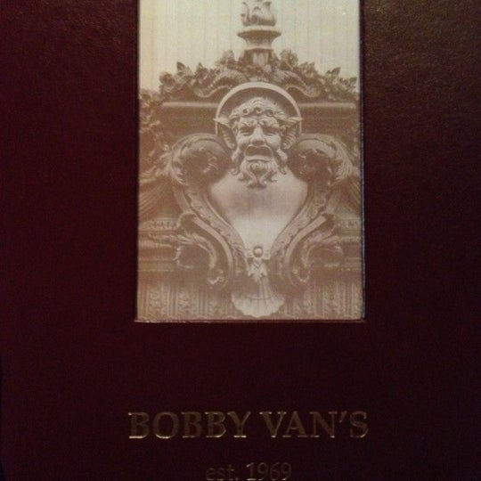 รูปภาพถ่ายที่ Bobby Van&#39;s โดย Giova M. เมื่อ 2/25/2012