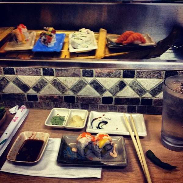 รูปภาพถ่ายที่ Sushi Umi โดย Abraham A. เมื่อ 4/2/2012