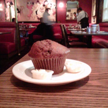 รูปภาพถ่ายที่ Mimi&#39;s Cafe โดย Belle N. เมื่อ 5/18/2012