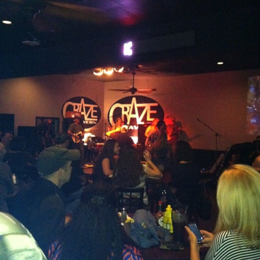 Foto scattata a CraZe Tavern da Shannon L. il 8/18/2012