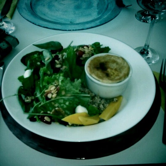Das Foto wurde bei Saladerie Gourmet Salad Bar von Michelle R. am 9/5/2012 aufgenommen