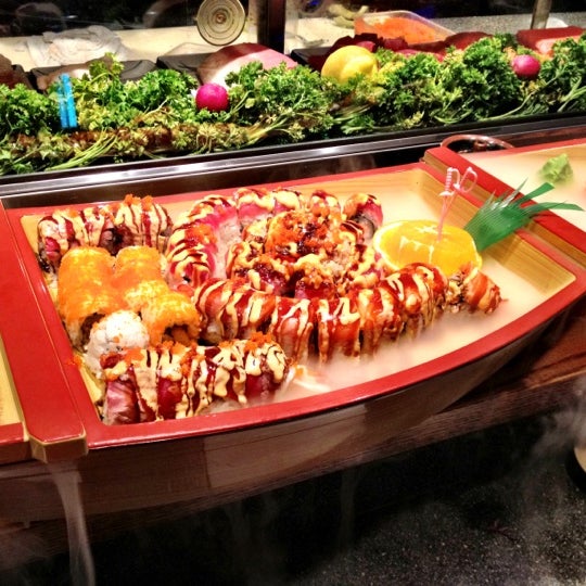 รูปภาพถ่ายที่ Kabuto Japanese House of Steak &amp; Sushi โดย Sophie Y. เมื่อ 8/30/2012