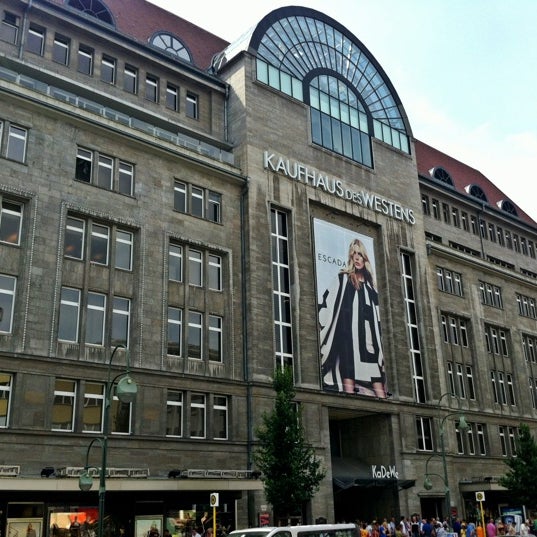 Foto diambil di Kaufhaus des Westens (KaDeWe) oleh Markus 🦂 pada 7/28/2012