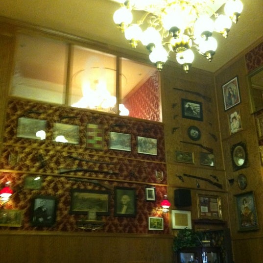 รูปภาพถ่ายที่ Ruby House Restaurant โดย April J. เมื่อ 5/3/2012