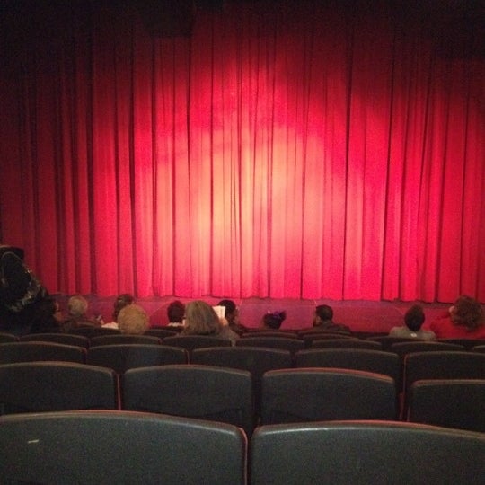 รูปภาพถ่ายที่ Theatre Arlington โดย Sakinah J. เมื่อ 3/10/2012