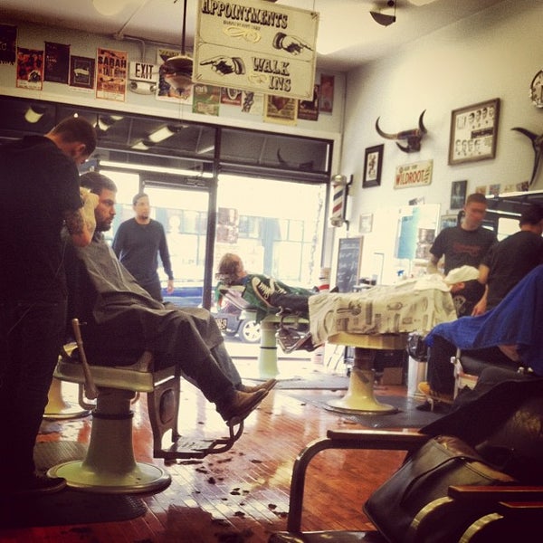 4/14/2012 tarihinde Josh C.ziyaretçi tarafından Belmont Barbershop'de çekilen fotoğraf
