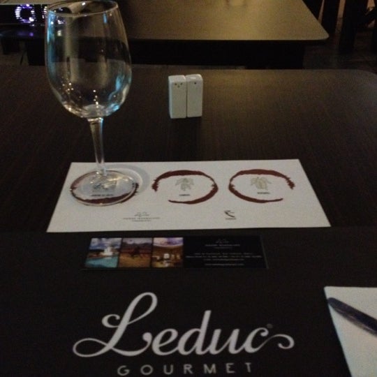 รูปภาพถ่ายที่ Leduc Gourmet โดย ᴡ A. เมื่อ 6/8/2012