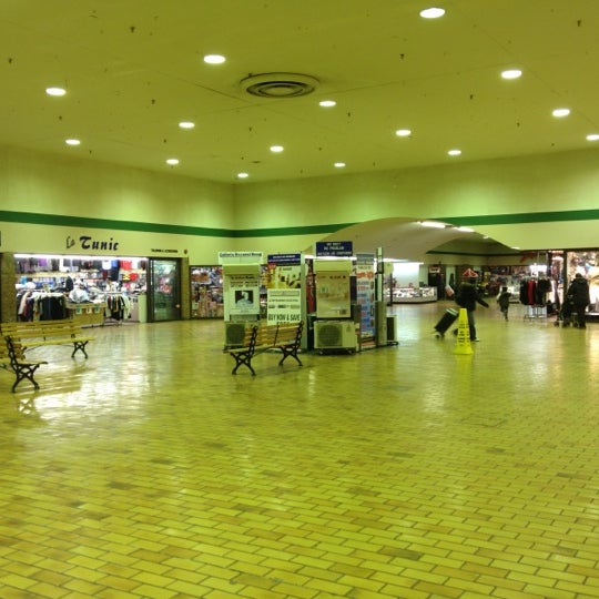4/18/2012 tarihinde Colby B.ziyaretçi tarafından Galleria Shopping Centre'de çekilen fotoğraf