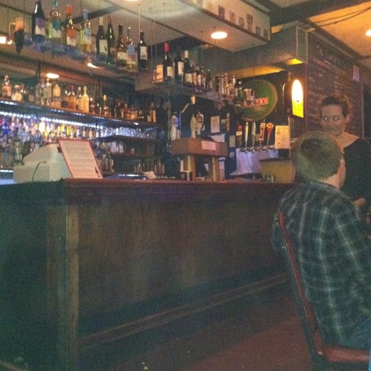 Снимок сделан в The Contented Cow Pub and Wine Bar пользователем David B. 4/14/2012