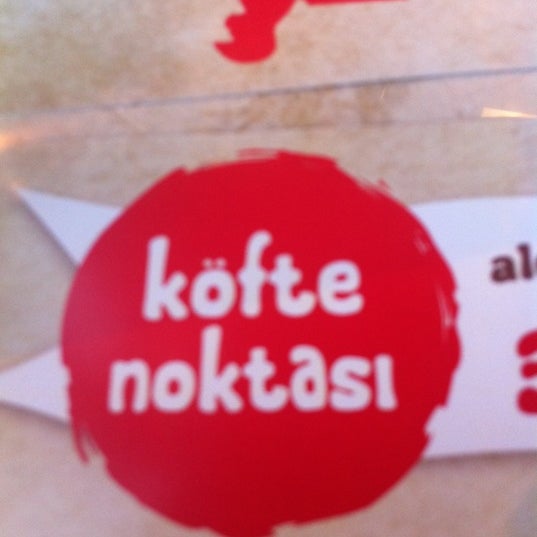 รูปภาพถ่ายที่ Köfte Noktası โดย Kaan O. เมื่อ 9/6/2012