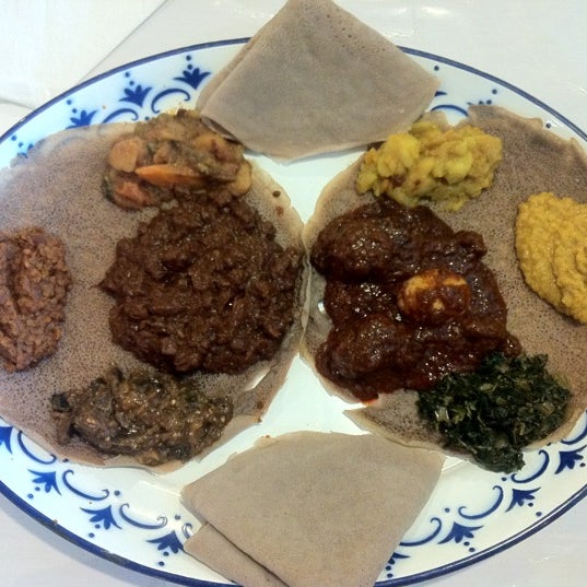 5/25/2012 tarihinde Alex L.ziyaretçi tarafından Aster&#39;s Ethiopian Restaurant'de çekilen fotoğraf