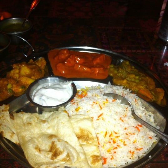รูปภาพถ่ายที่ Anarkali Indian Restaurant โดย carley c. เมื่อ 5/13/2012