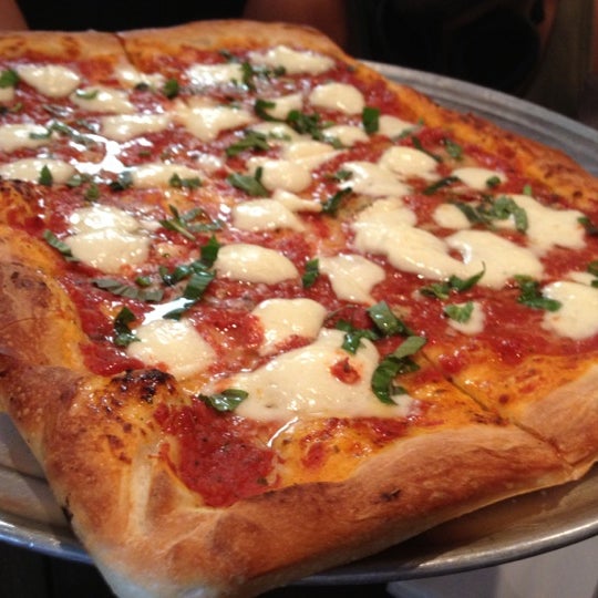 8/10/2012 tarihinde Chris K.ziyaretçi tarafından Gianni&#39;s NY Pizza'de çekilen fotoğraf