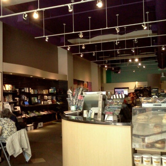 รูปภาพถ่ายที่ Showbiz Store &amp; Cafe โดย Michael R. B. เมื่อ 6/11/2012